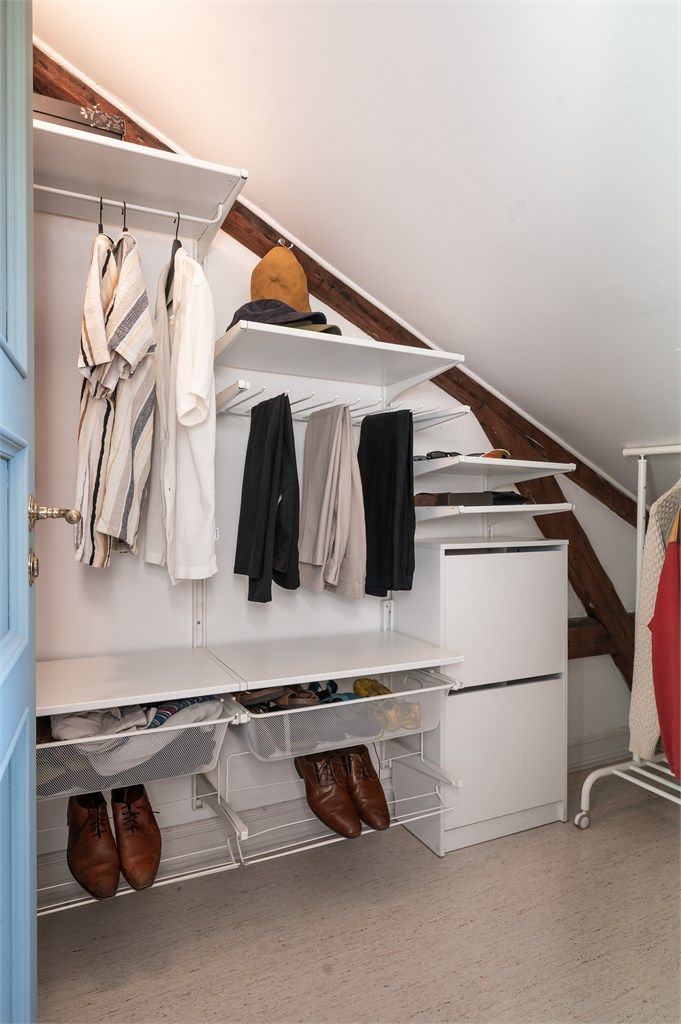 Walk-in-closet som gir rikelig med ekstra oppbevaringsplass for klær.