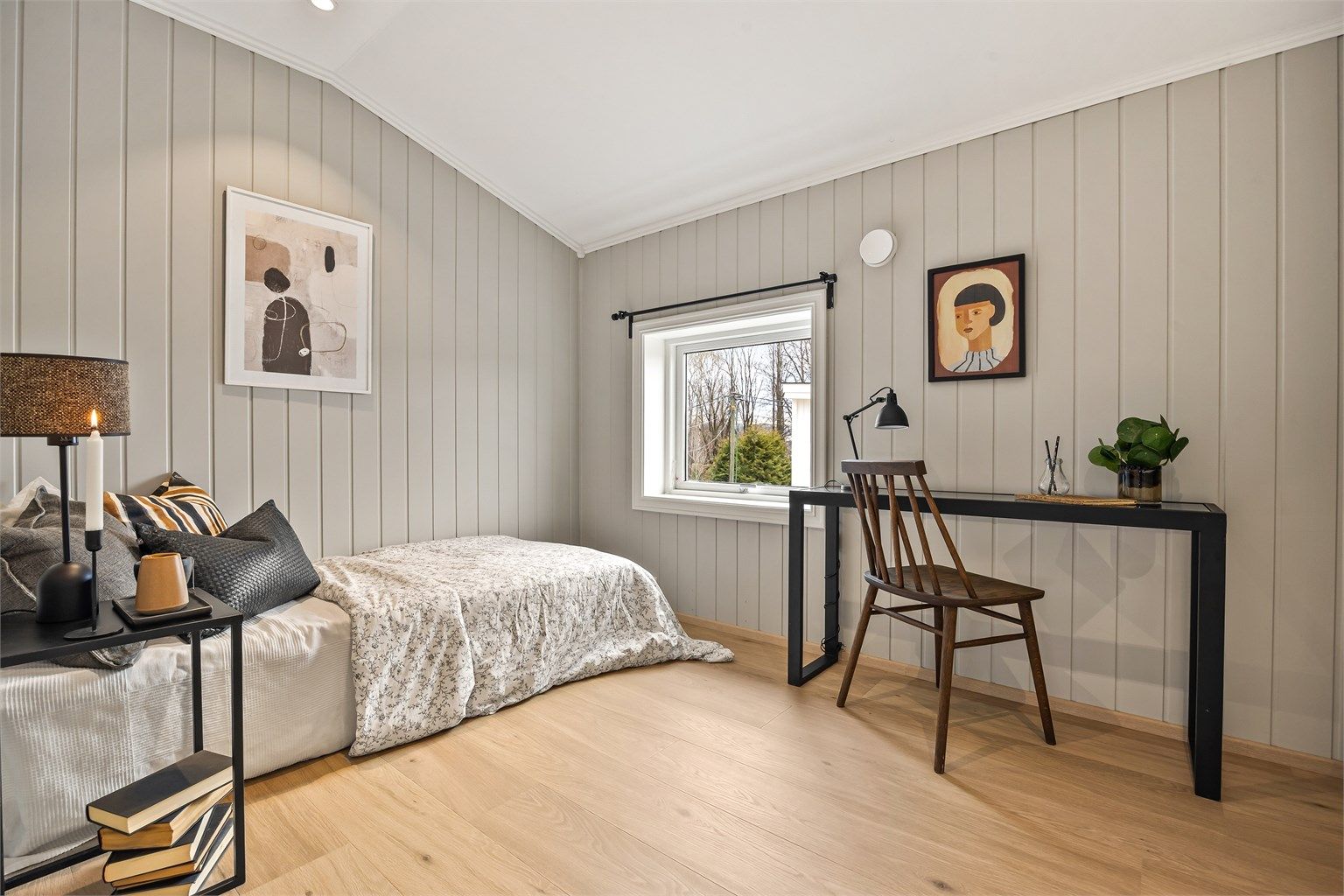 Begge rommene har downlights i tak.