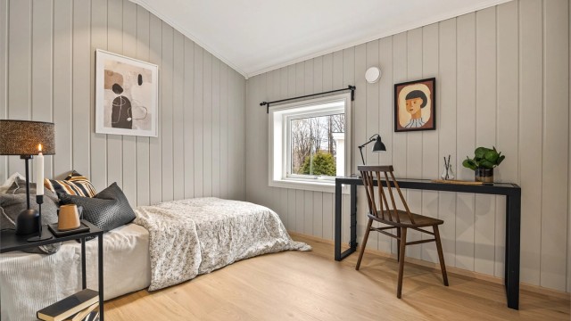 Begge rommene har downlights i tak.