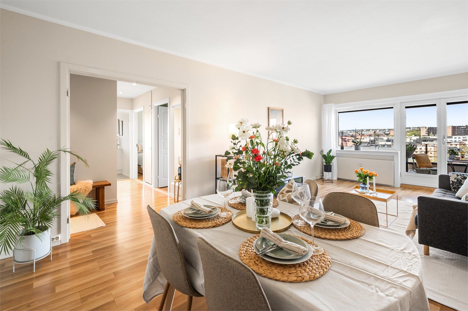 Vegg- og himlingsflater er malt i lyse farger, som sammen med store vindusflater sørger for en behagelig romfølelse. 