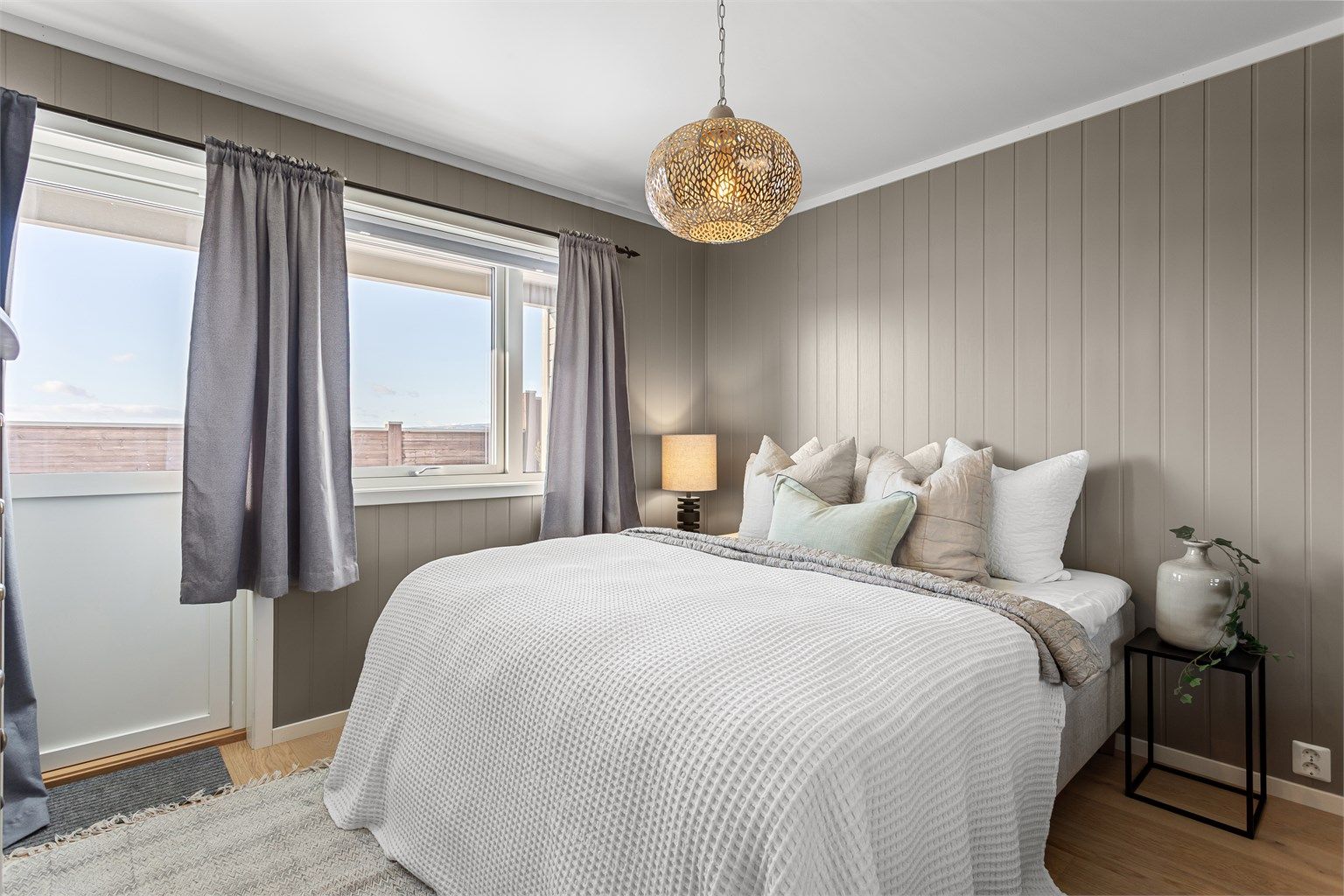 Soverom 1 med utgang til terrasseplatting