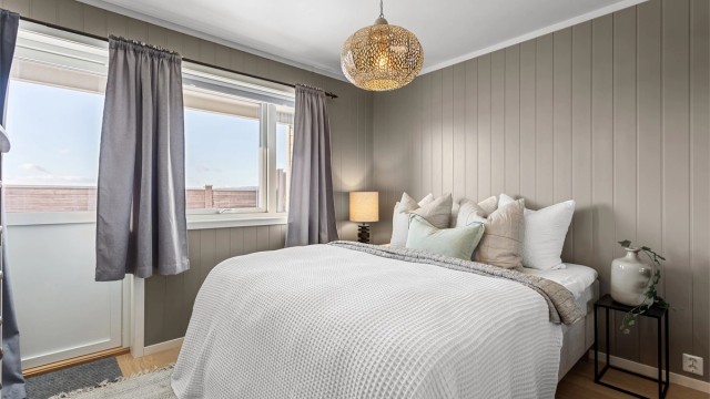 Soverom 1 med utgang til terrasseplatting