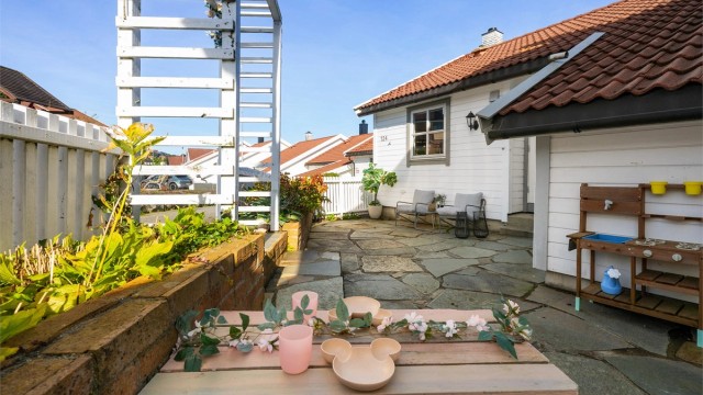 Uteplass med ettermiddag- og kveldssol. Det er også utvendig bod her.