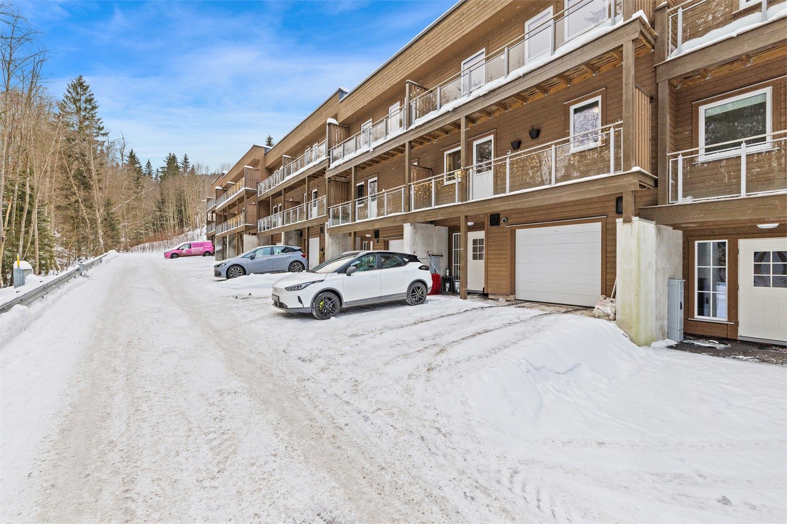 Integrert garasje med bod.