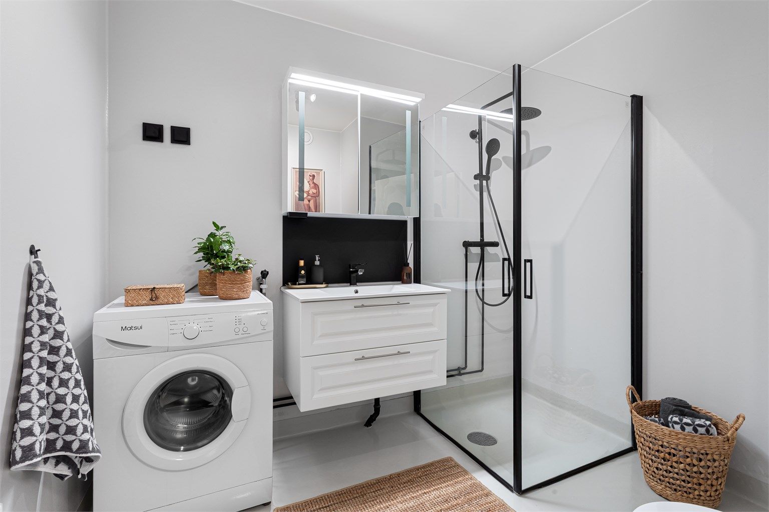 Badet er romslig og praktisk innredet, malt i delikate farger. 