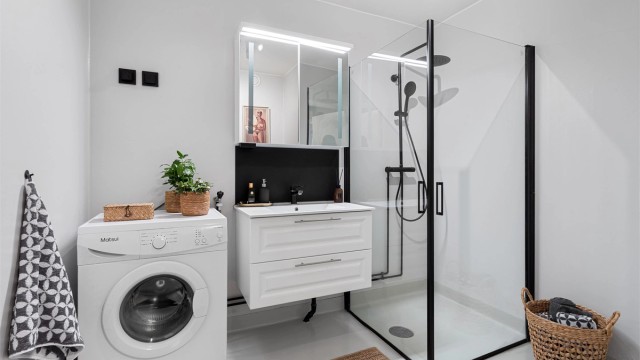 Badet er romslig og praktisk innredet, malt i delikate farger.