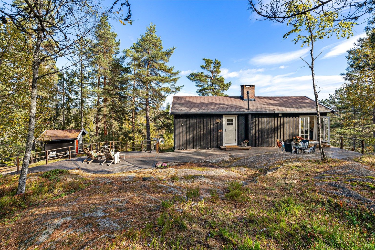 Hytta ligger flott til på eiendommen, nydelig utsikt!