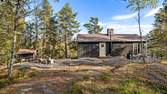 Hytta ligger flott til på eiendommen, nydelig utsikt!