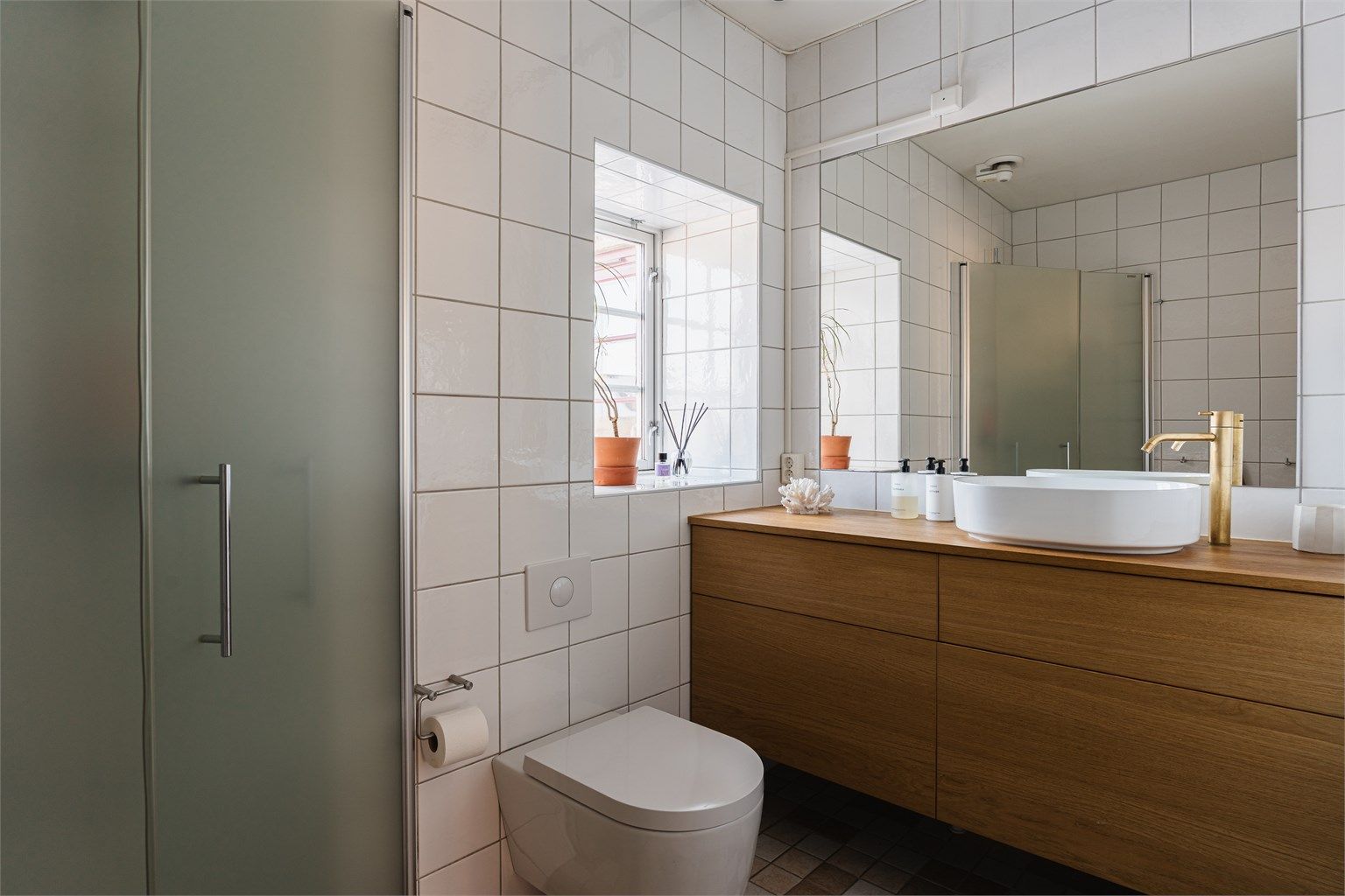 Badet i andre etasje har plassbygget innredning i oljet eikefiner og vegghengt toalett fra 2025. Badet ble etablert i 2004. Det er ikke gitt ferdigattest for tiltaket. Se punkt om ferdigattest for mer informasjon.