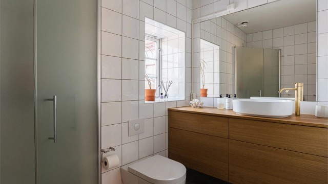 Badet i andre etasje har plassbygget innredning i oljet eikefiner og vegghengt toalett fra 2025. Badet ble etablert i 2004. Det er ikke gitt ferdigattest for tiltaket. Se punkt om ferdigattest for mer informasjon.