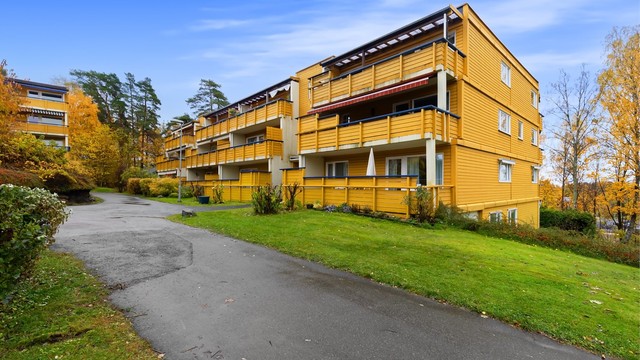 Her bor dere i rolige og grønne omgivelser med korte avstander til turområder, T-bane/buss og flotte handelsmuligheter med Bekkestua sentrum en gåtur unna