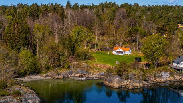 Hytta ligger fint for seg selv med gresslette som strekker seg ned mot sjøen med sandstrand og svaberg.