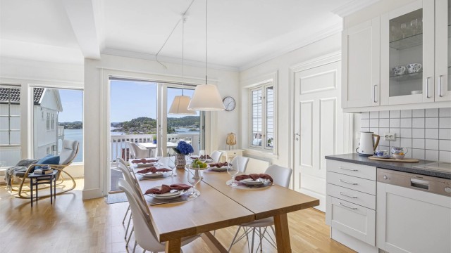 Fra spisestuen er det direkte utgang til den sjøvendte terrassen.