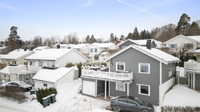 Boligen ligger i et stille og rolig område med mange barnefamilier.