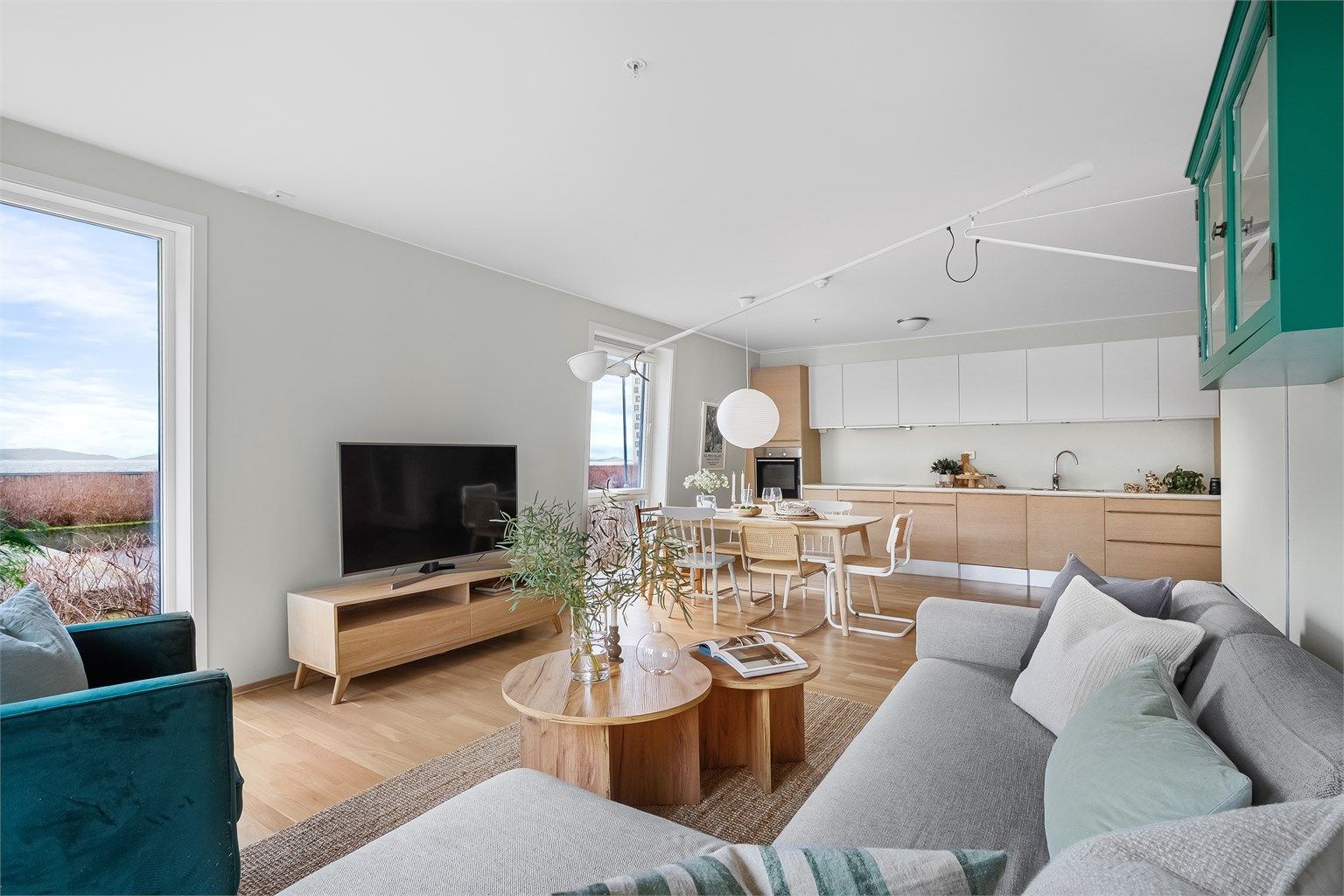 Leiligheten er en meget flott og romslig selveierleilighet nyoppført i 2015 og holder en gjennomgående god standard. Her kan en flytte rett inn! 