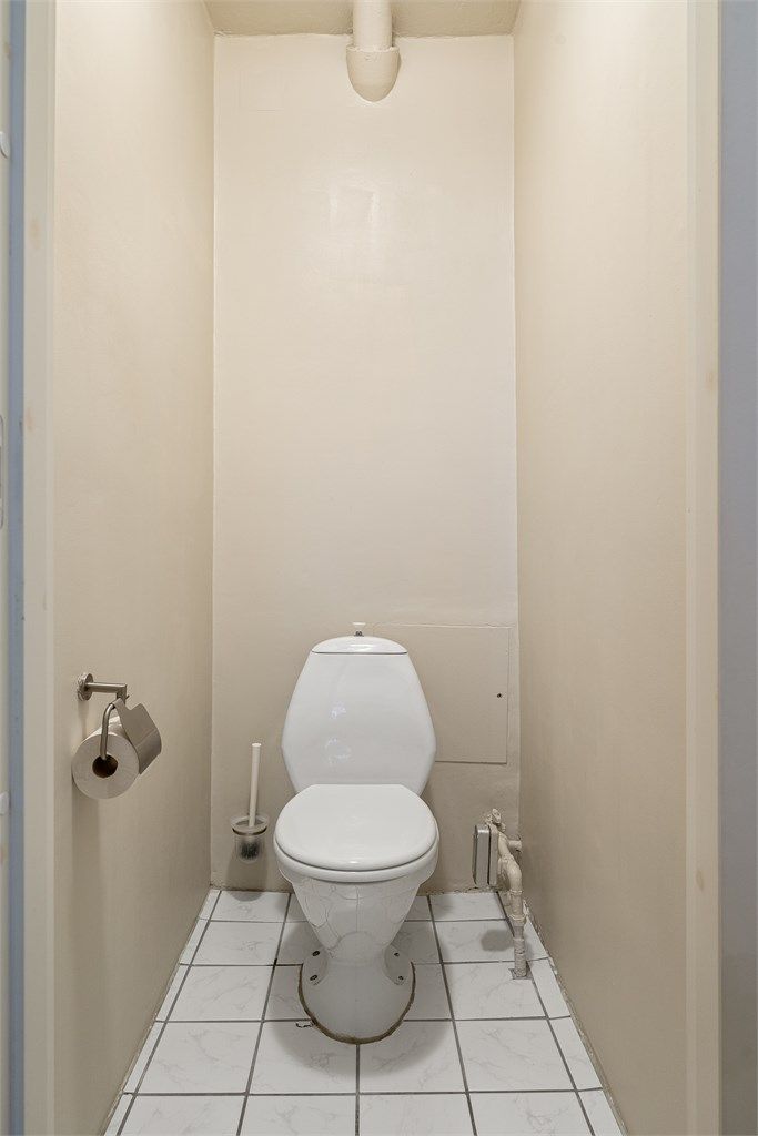 Praktisk separat toalettrom i forbindelse med entréen og badet. 