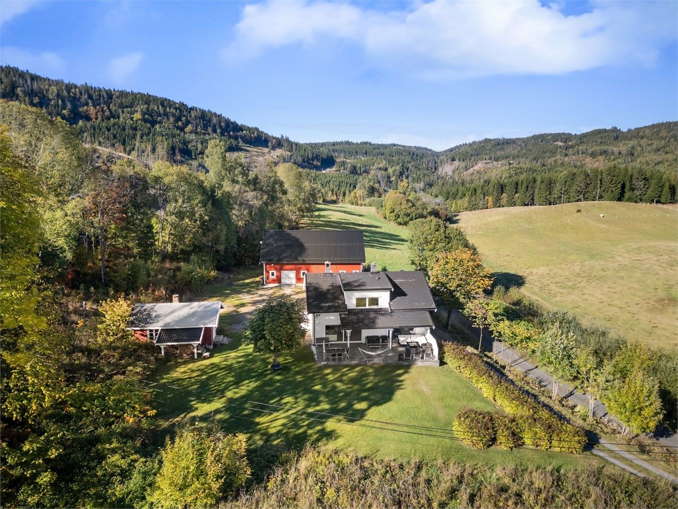 Beliggende i naturskjønne og rolige omgivelser, grensende mot landbruksarealer og marka.