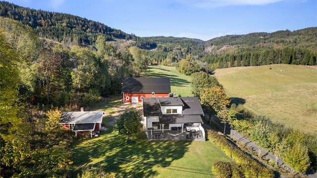Beliggende i naturskjønne og rolige omgivelser, grensende mot landbruksarealer og marka.