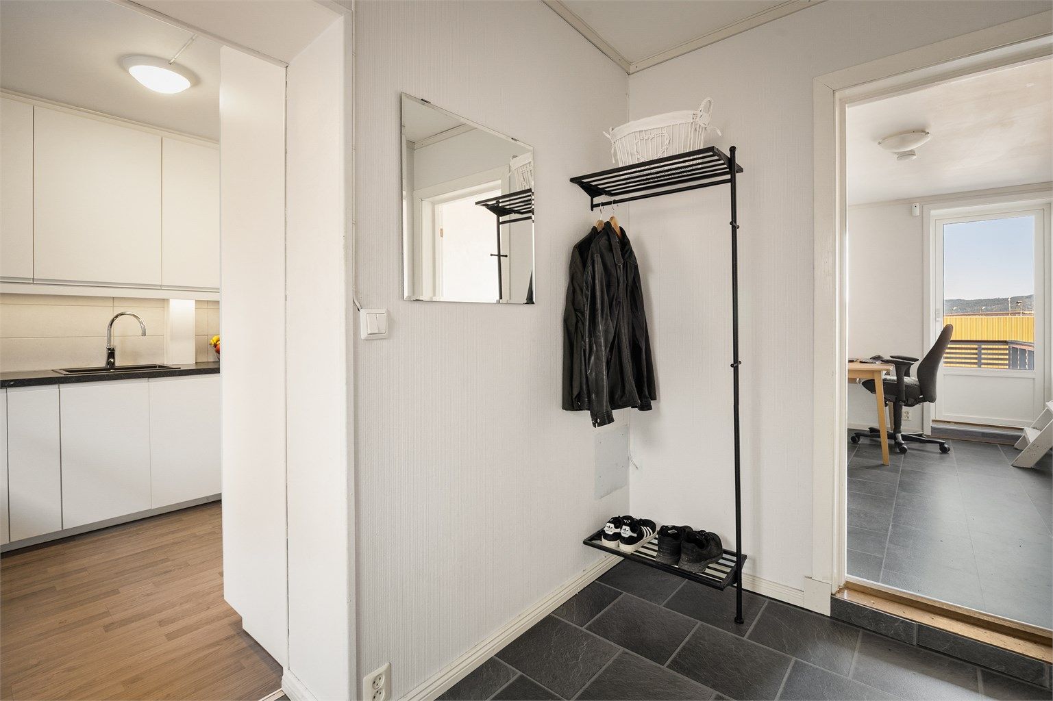 Entré med adkomst til kjøkken og soverom