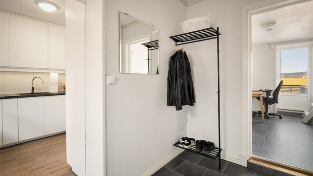 Entré med adkomst til kjøkken og soverom