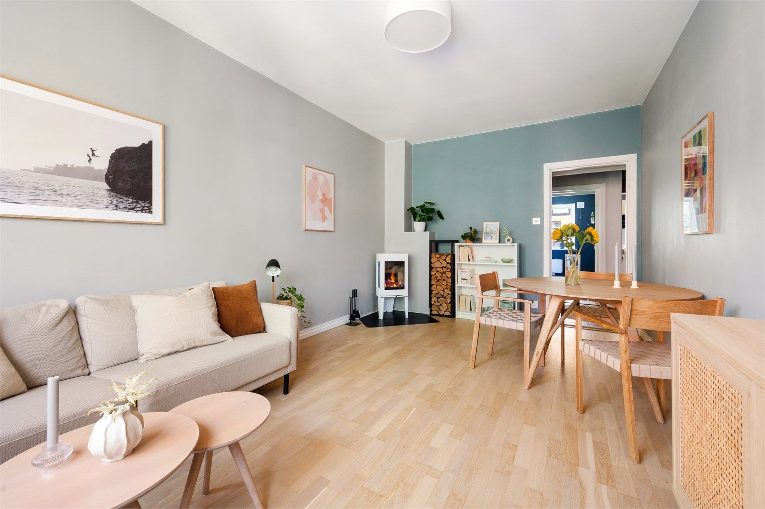 Her er det god plass til både sofagruppe, spisebord og øvrig møblering. 