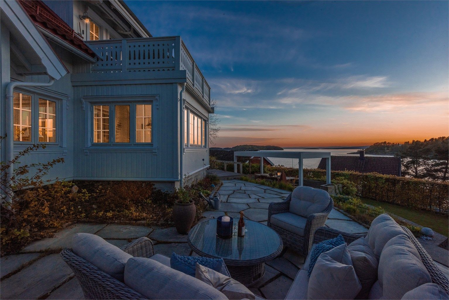 Velkommen til Strandgata 21! Et unikt hus bygget i 2012 i kjernen av Son sentrum, med herlig vidstrakt fjordutsikt. Arkitekttegnet hus av Michael Batchelor.