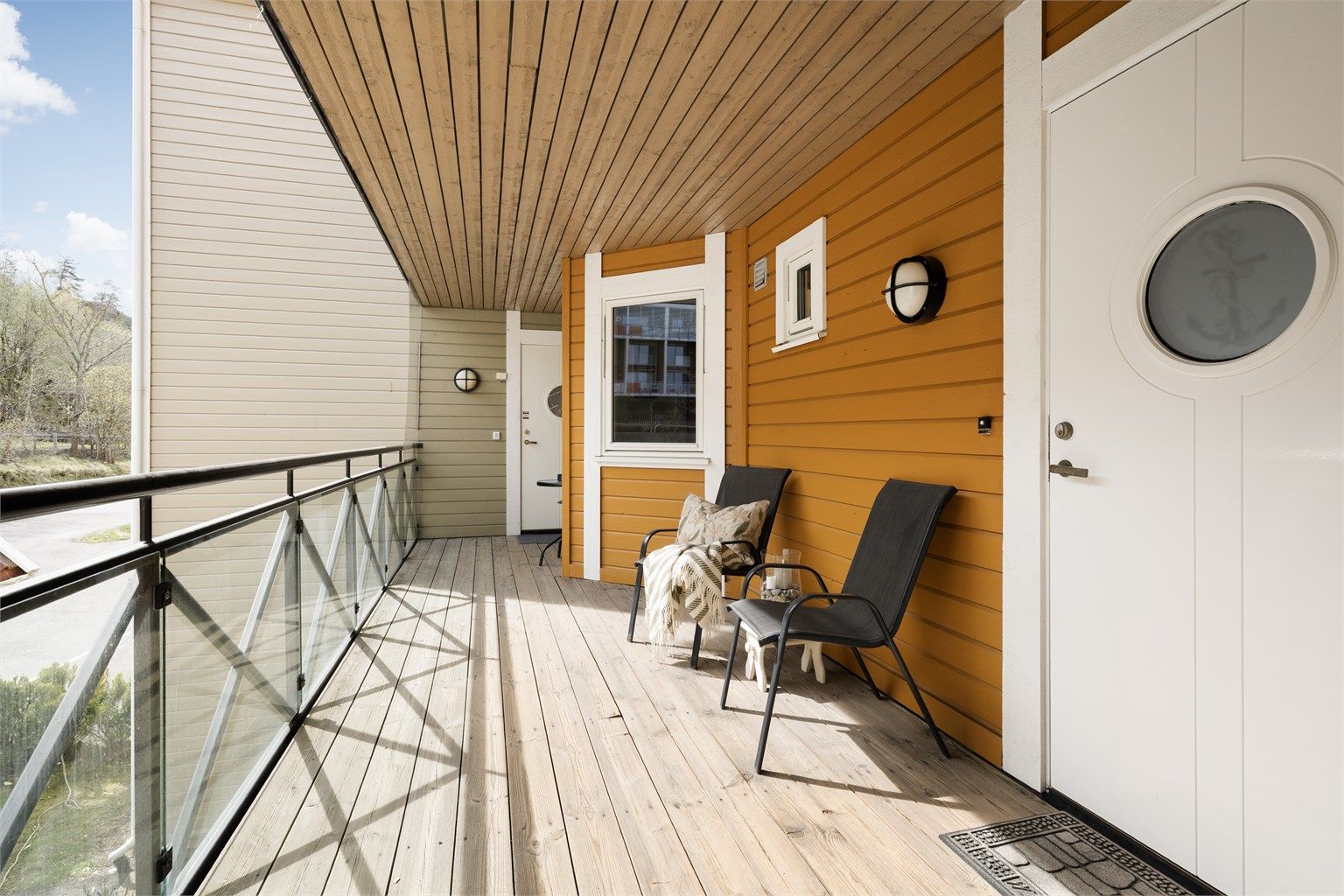 Leiligheten ligger i 2. etasje med enkel adkomst via heis og felles svalegang.