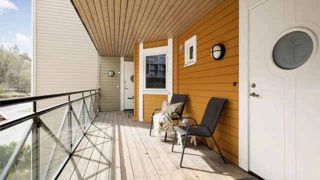 Leiligheten ligger i 2. etasje med enkel adkomst via heis og felles svalegang.