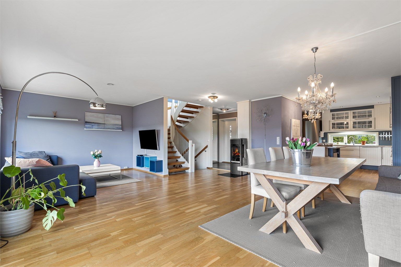 Her får du en en innholdsrik familiebolig i et hyggelig og nyere etablert boligområde med barnefamilier.