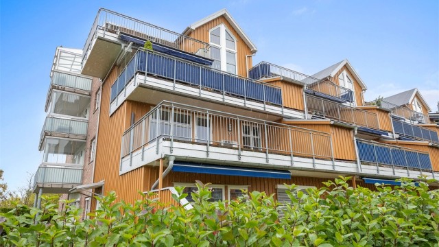 Bygget er oppført i 2005 og kjennetegnes av terrasserte fasader.
