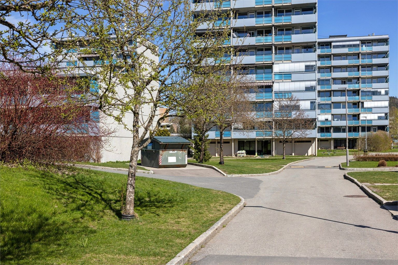 Borettslaget er omgitt av grønne fellesområder som gir en luftig og innbydende ramme.