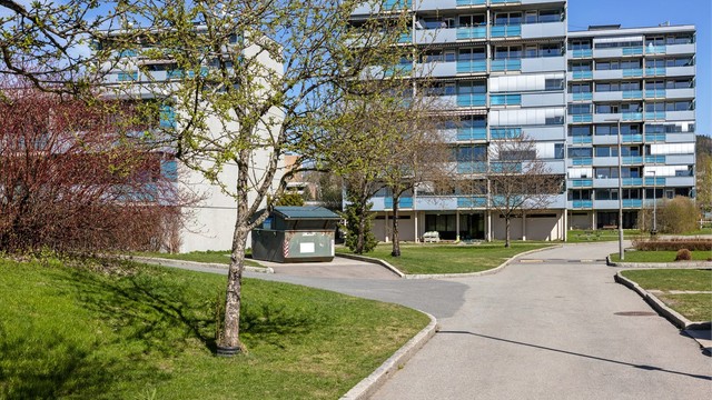 Borettslaget er omgitt av grønne fellesområder som gir en luftig og innbydende ramme.