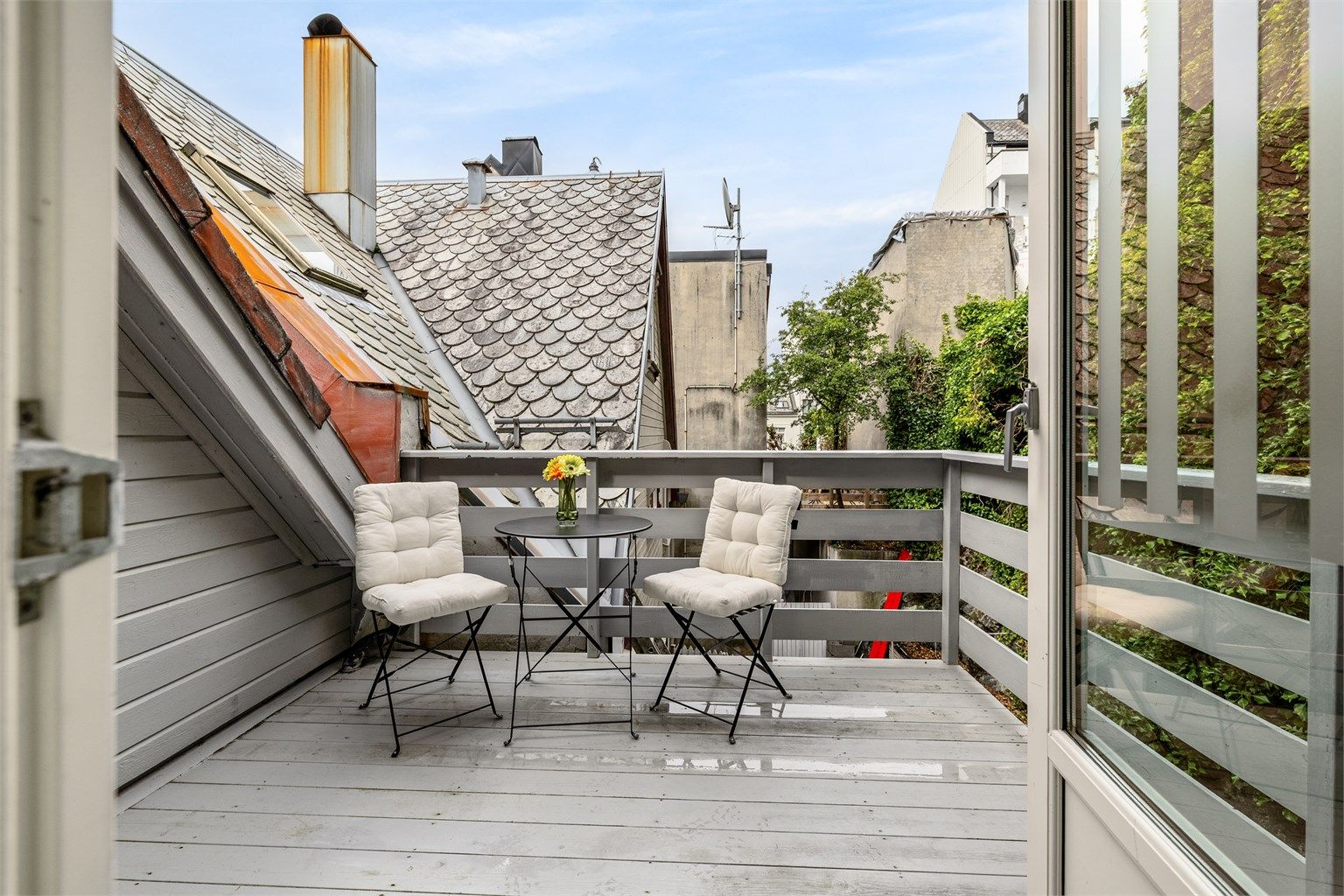 Leiligheten har en skjermet og privat terrasse på ca 7m² mot nord/vest