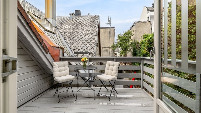 Leiligheten har en skjermet og privat terrasse på ca 7m² mot nord/vest