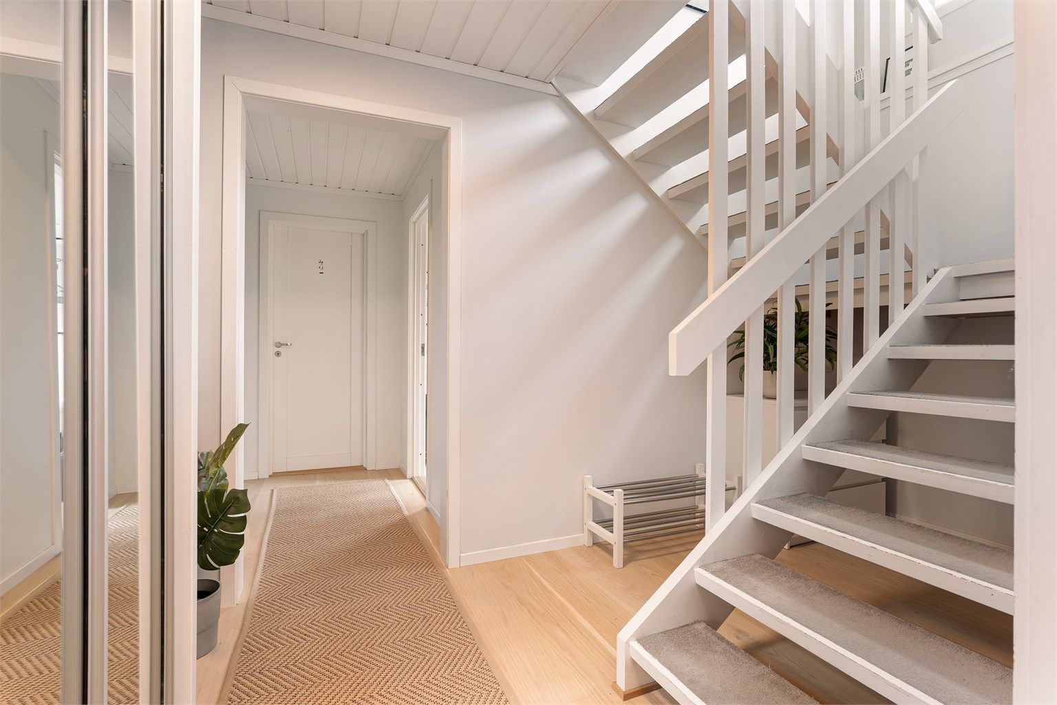 Underetasjens romløsning ble samtidig med renovering noe ombygget, blant annet med ny gang mellom vaskerommet og soverommene.