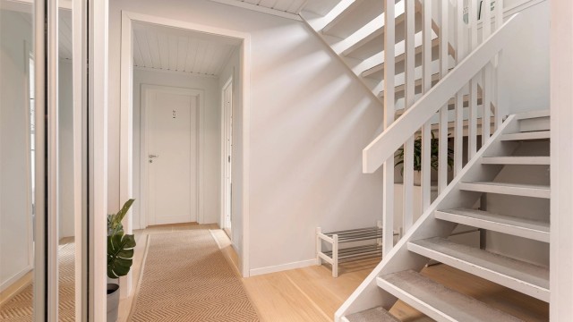 Underetasjens romløsning ble samtidig med renovering noe ombygget, blant annet med ny gang mellom vaskerommet og soverommene.