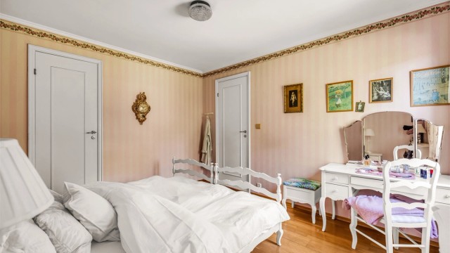I tilknytning til rommet finnes et praktisk garderobe-/boderom som gir ekstra oppbevaringsmuligheter.