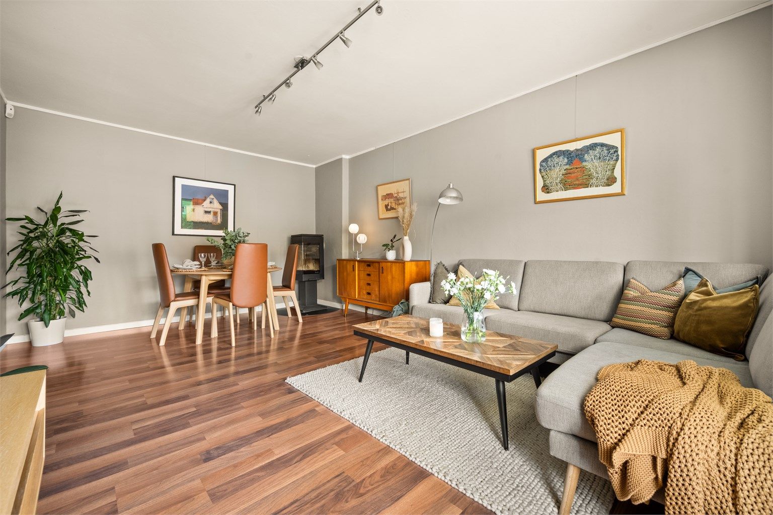 Stuen har god plass til både sofagruppe og spisebord.