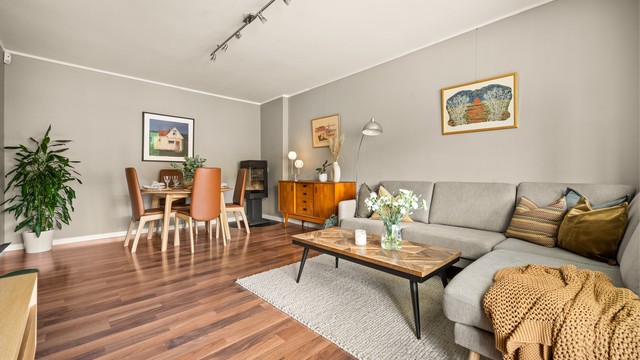 Stuen har god plass til både sofagruppe og spisebord.