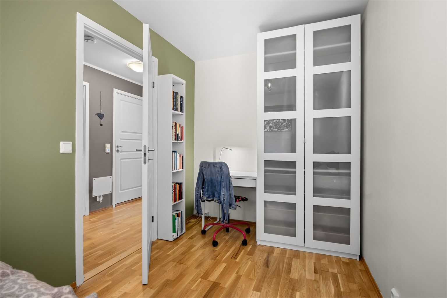 Rommet har plass til både seng, garderobeskap og en arbeidsplass.