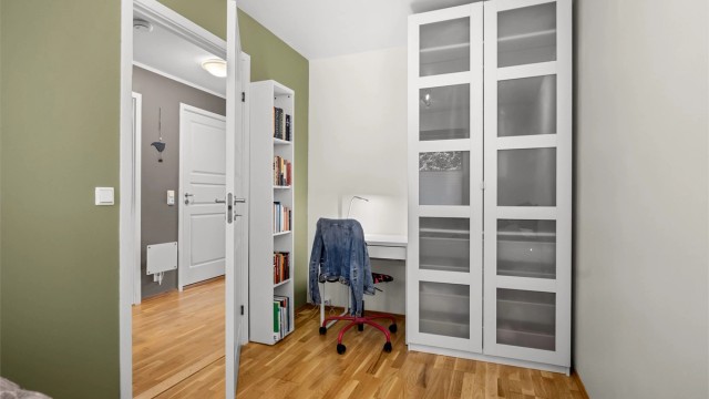 Rommet har plass til både seng, garderobeskap og en arbeidsplass.