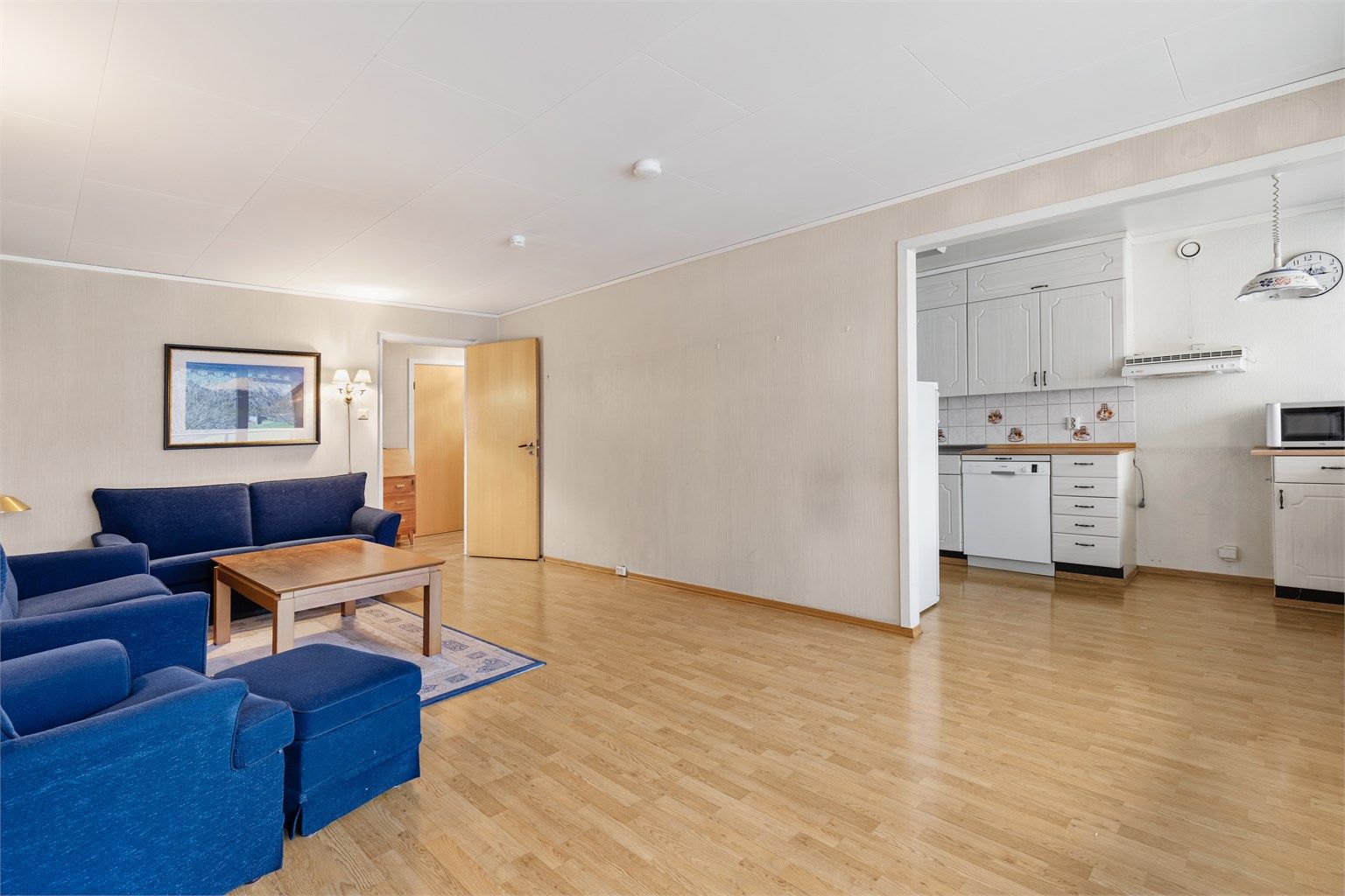 Stuen er av god størrelse med plass til sofa, salongbord og TV-seksjon.