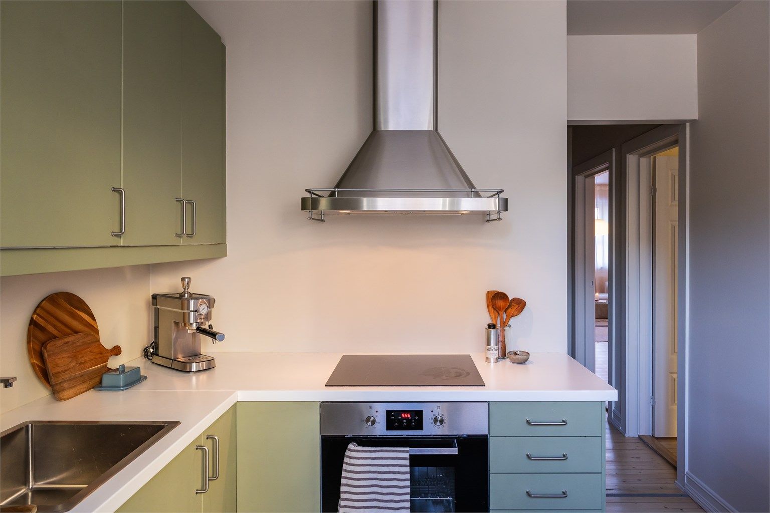 Kjøkkenet er holdt i en praktisk separat løsning fra stuen, noe som gir en fin sone for matlagingen.