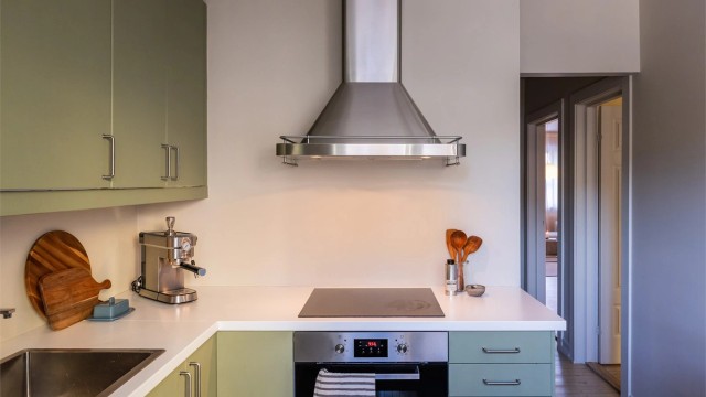 Kjøkkenet er holdt i en praktisk separat løsning fra stuen, noe som gir en fin sone for matlagingen.