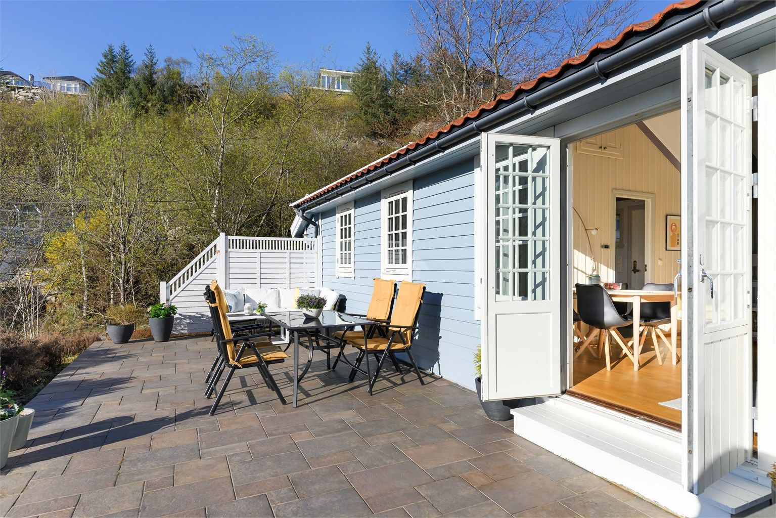 Eiendommen har stor flat tomt. Den består av en fin hytte, 2 anneks og en carport med bod. 