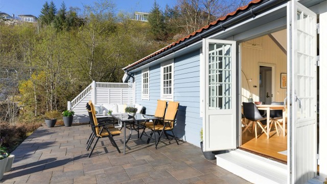 Eiendommen har stor flat tomt. Den består av en fin hytte, 2 anneks og en carport med bod.