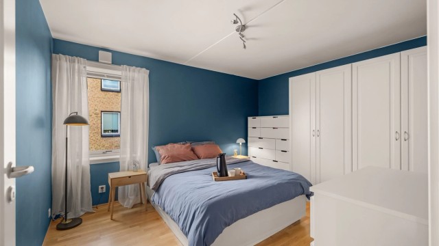 Romslig hovedsoverom med god plass til dobbeltseng og garderobeskap.