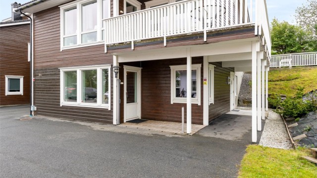 Boligen har en sentral beliggenhet i et rolig og etablert boligområde like vest for Moa