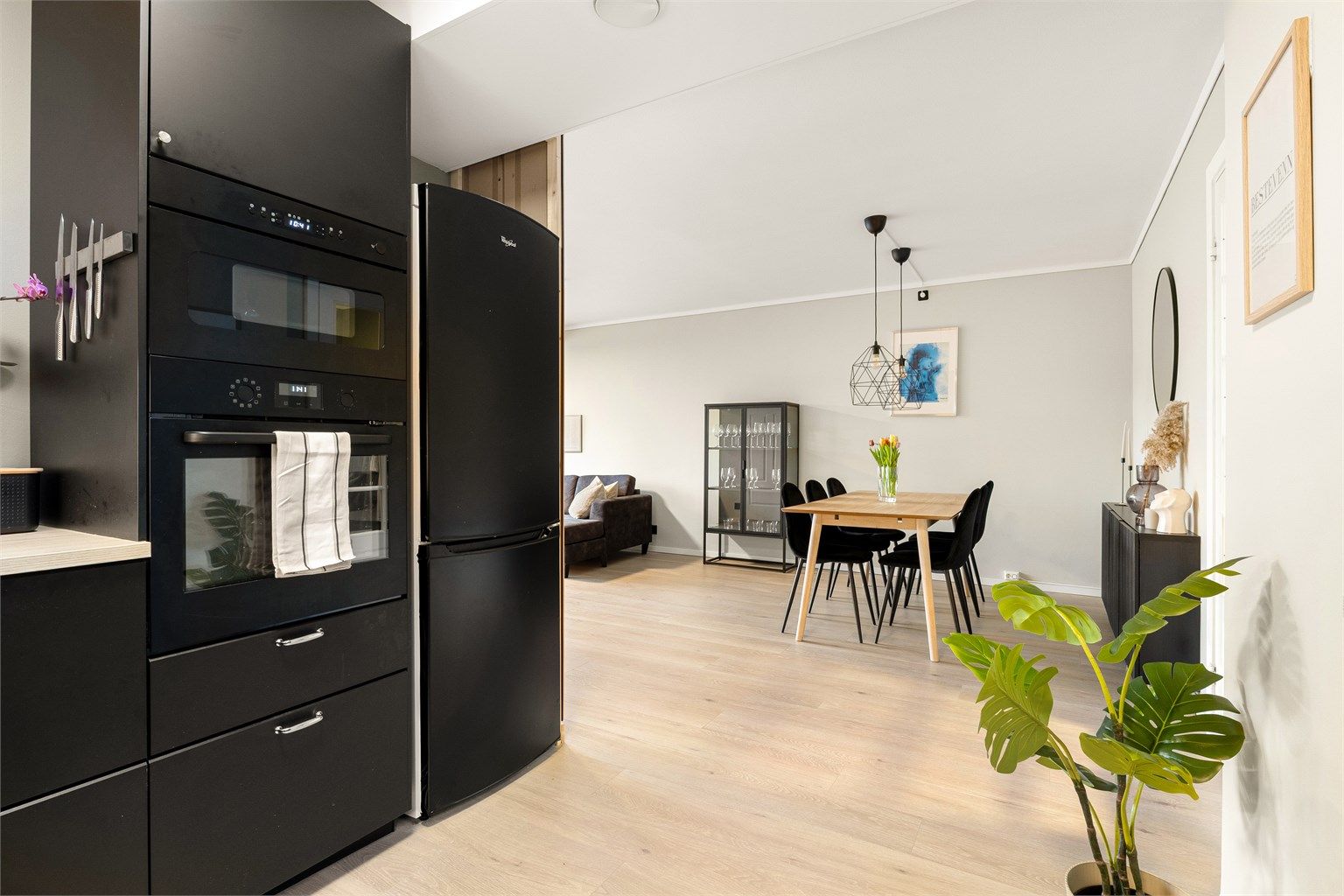 Kjøkkenet har steke -og mikrobølgeovn i høyskap. 