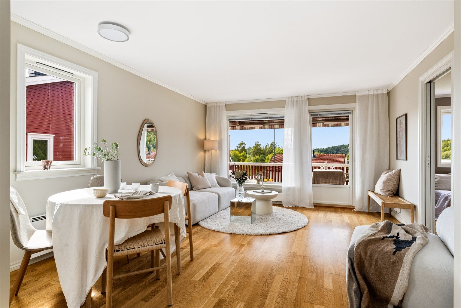 Stuen er nylig oppmalt i en lun og moderne farge